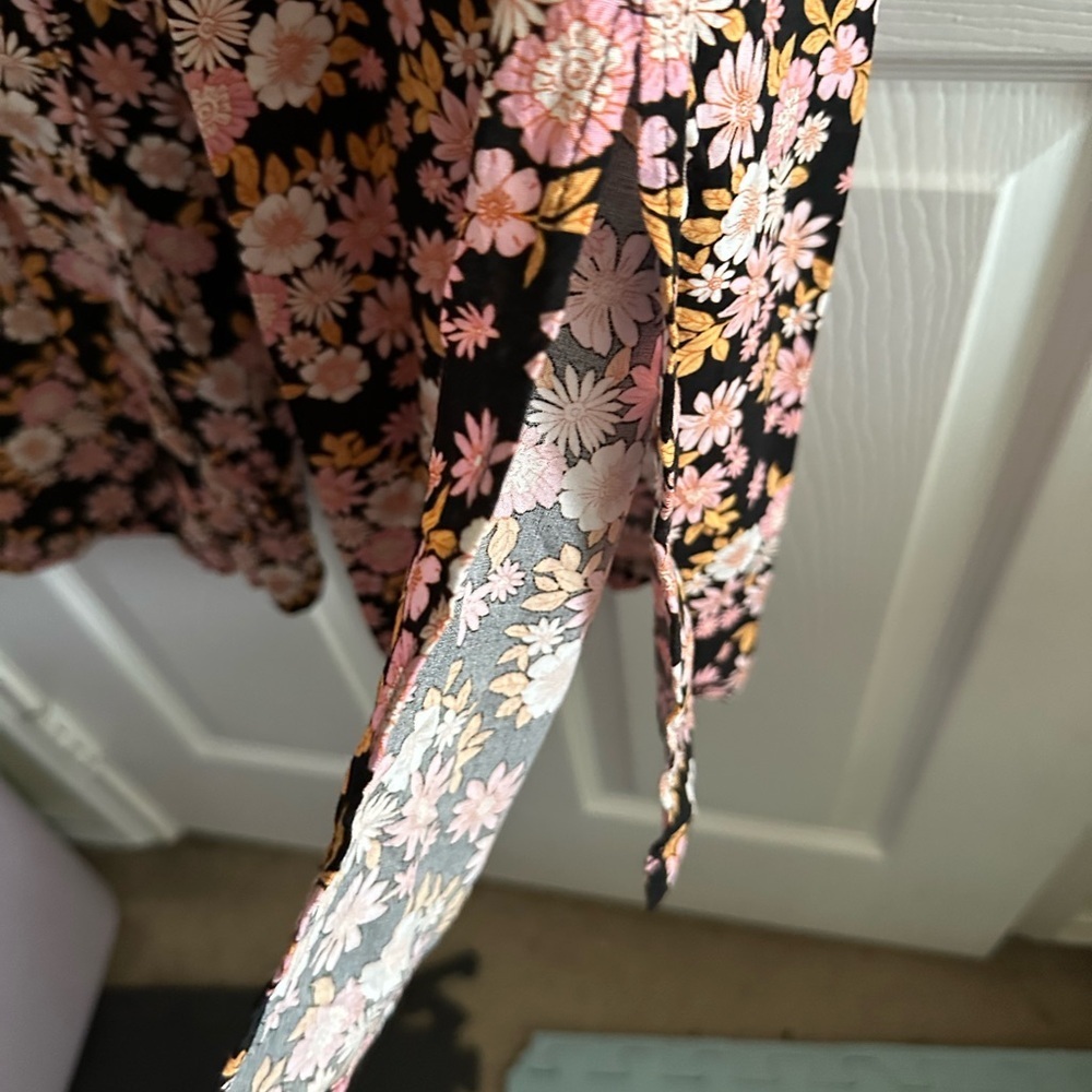 New Look Black and Pink Floral Maternity Pants - Picture 5 of 7